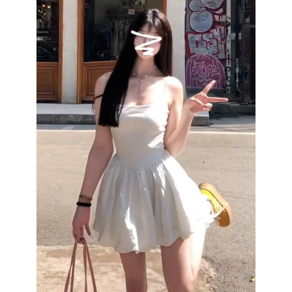 2025新款法式高级感白色吊带连衣裙女夏季小个子收腰蓬蓬花苞短裙