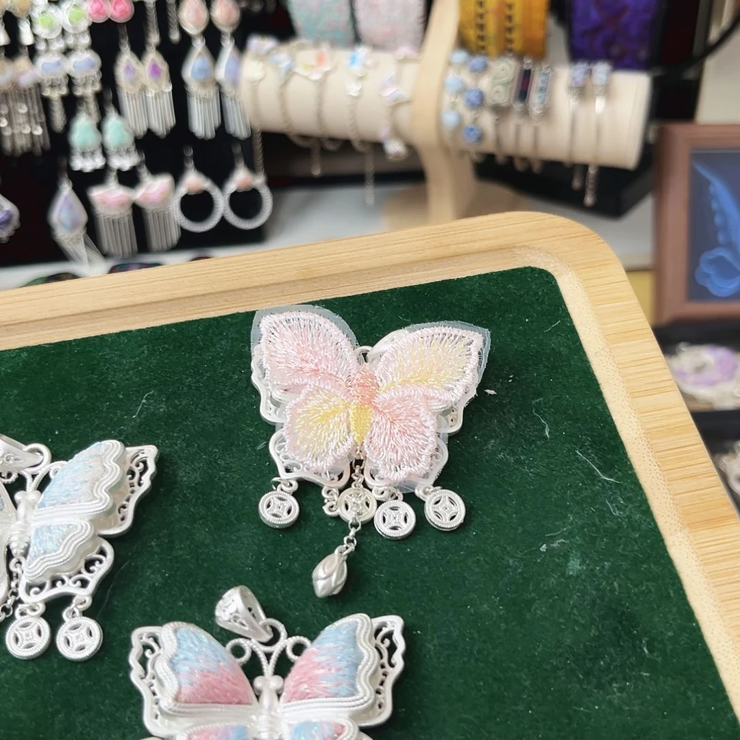 织绣做全粉色烟花秀吊坠，配黑绳