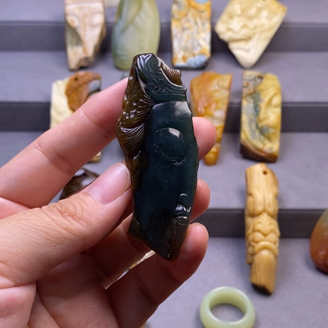 孙***生未镶嵌岫玉颈饰挂件