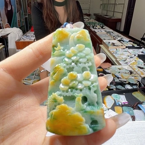 翡翠未镶嵌颈饰一个
