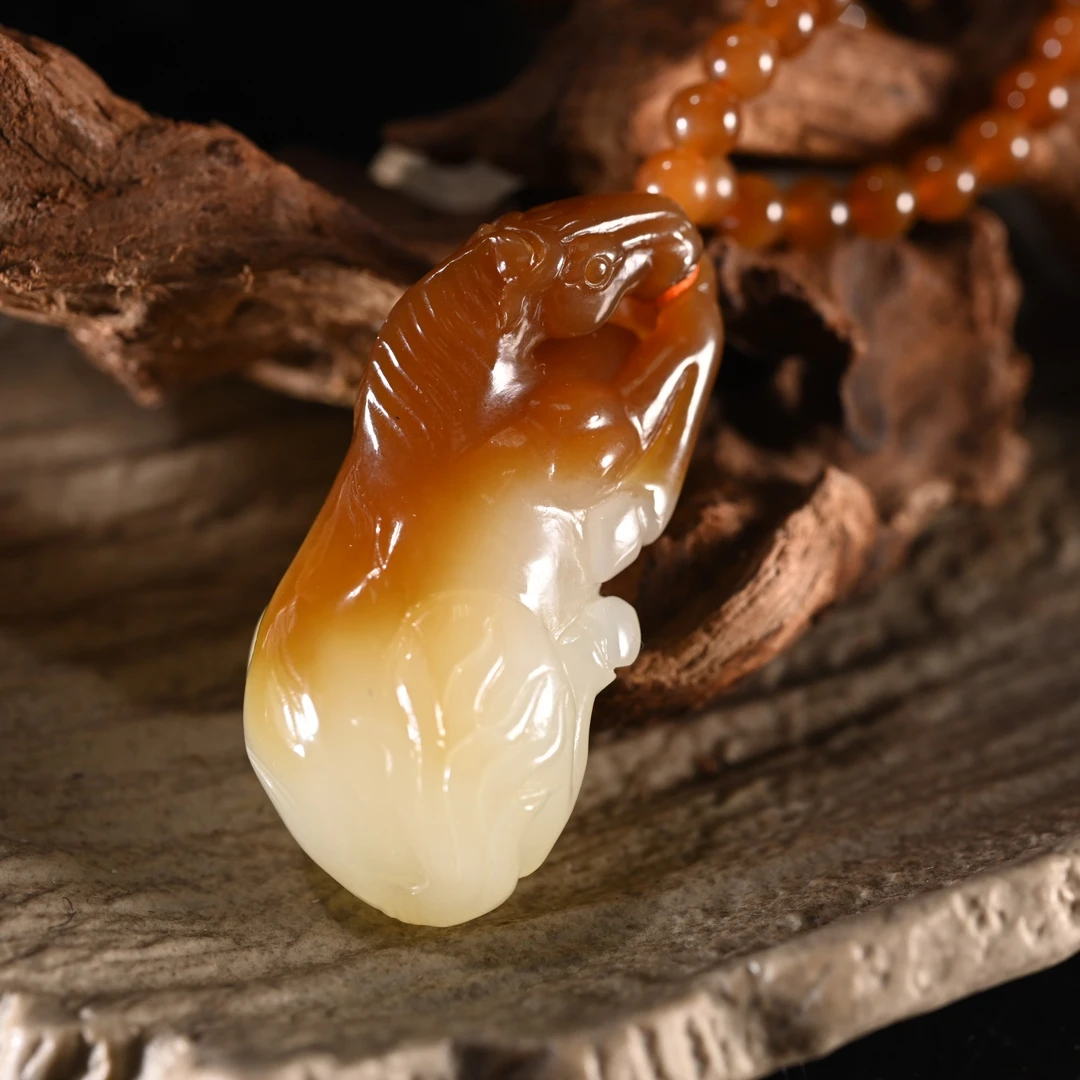 LOT8824 2510180302和田玉且末糖马到成功挂坠/保利