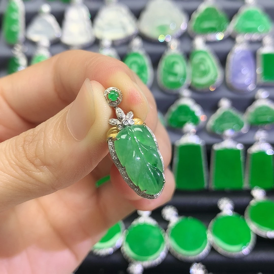 翡翠18K金镶嵌颈饰吊坠