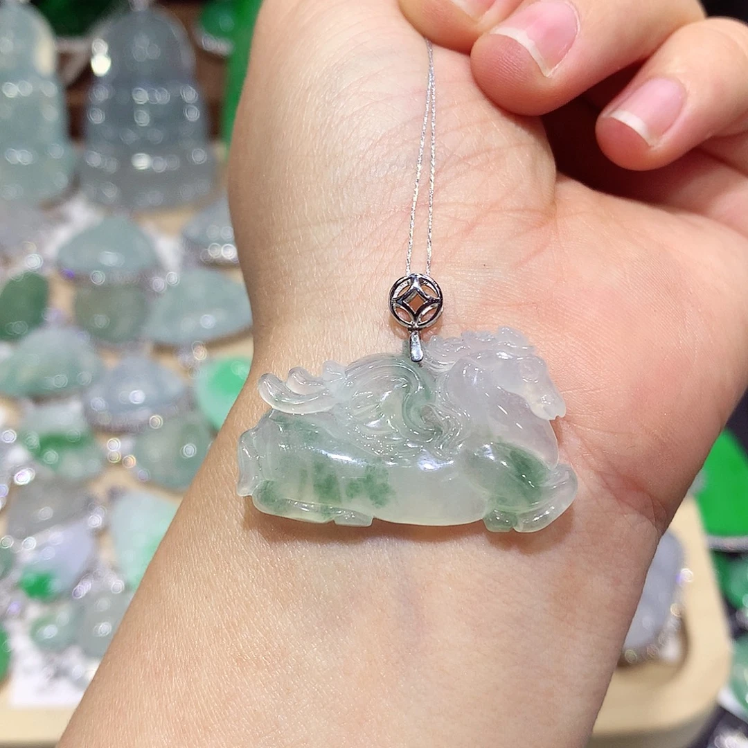 翡翠18K金镶嵌颈饰马