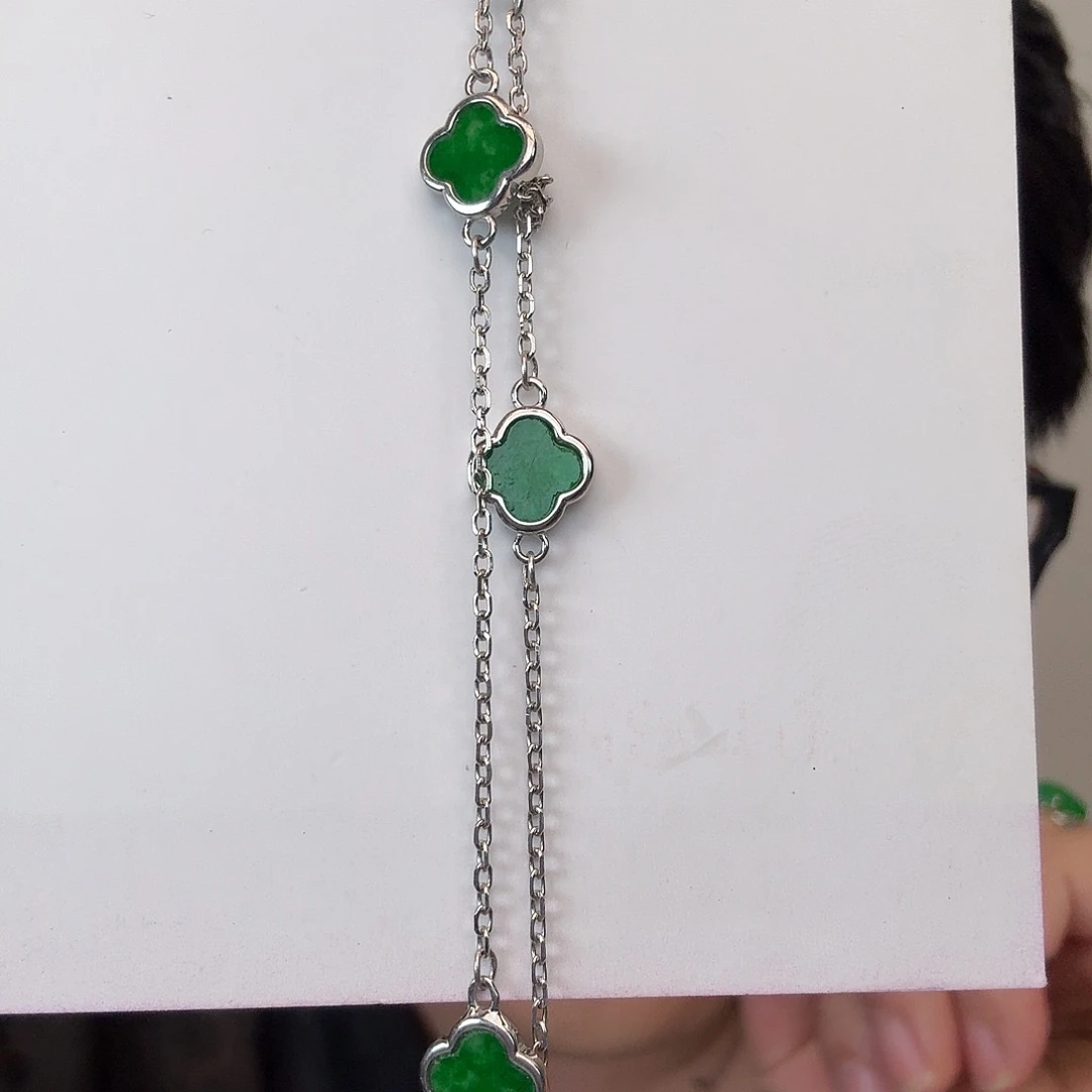 翡翠未镶嵌颈饰一件