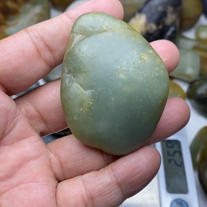 颈饰未镶嵌和田玉（子料）