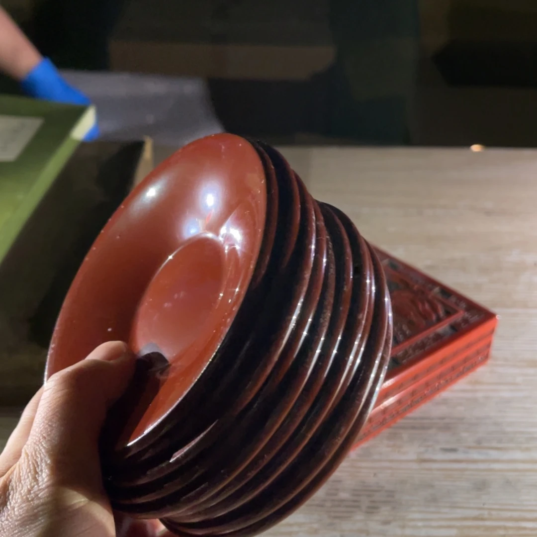 瓷片九**主密密麻麻地排列着一个