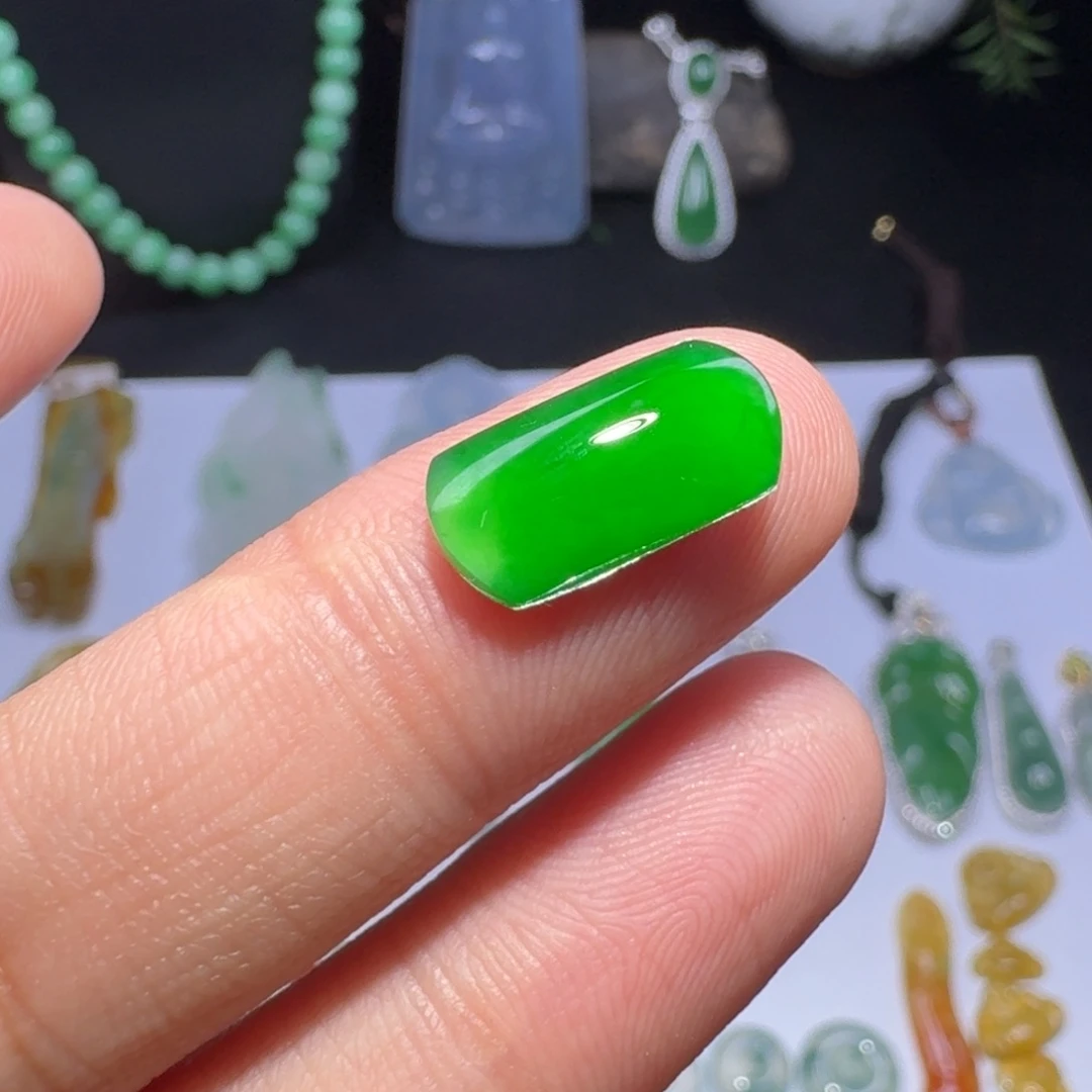 翡翠未镶嵌颈饰满绿马鞍