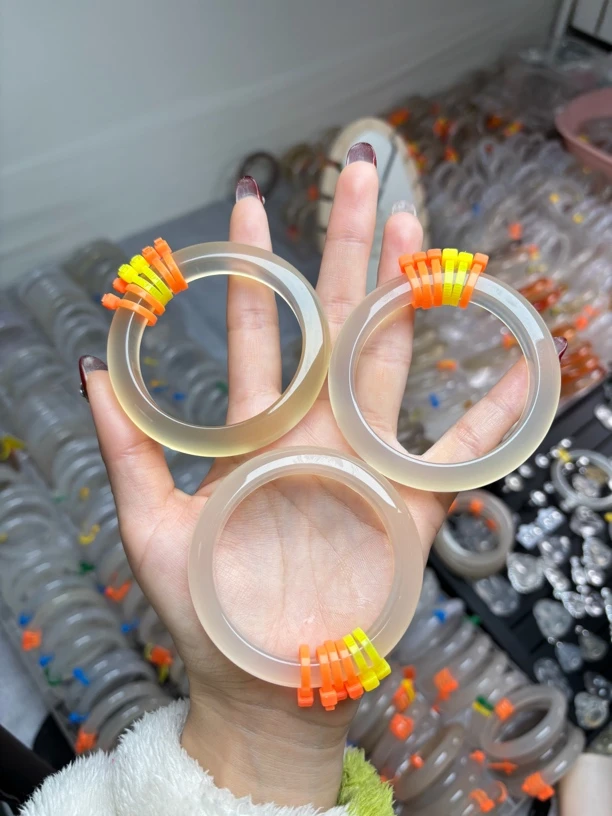 天然玛瑙玉髓手镯多样性发一