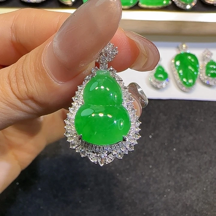 翡翠18K金镶嵌颈饰葫芦