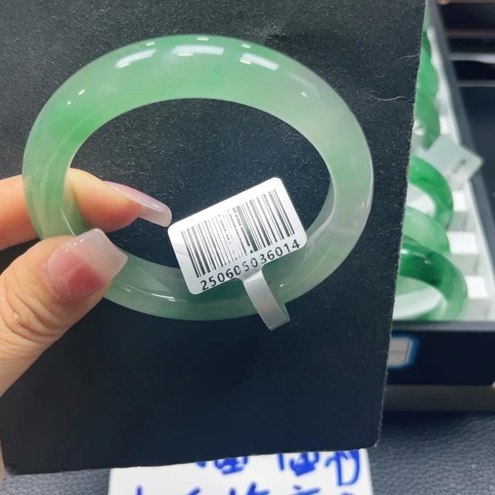 石英质玉（非洲翠）未镶嵌手镯