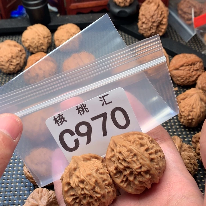 文玩核桃吊坠麒麟子