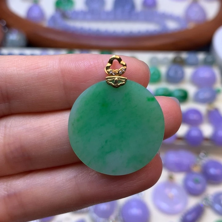 翡翠18K金镶嵌颈饰冰阳绿无事牌