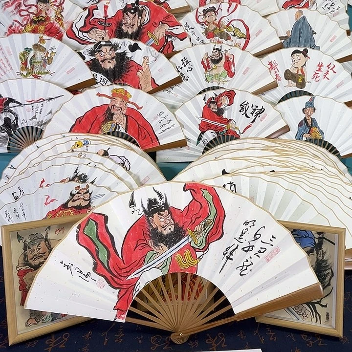 背***熊国画手绘折扇一把