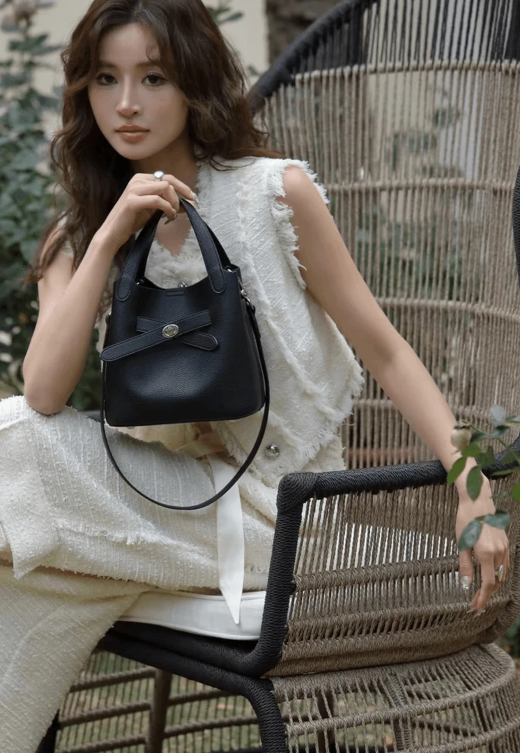 百豆女士真皮水桶包，轻奢潮流小众网红时尚百搭经典手提肩背斜挎。