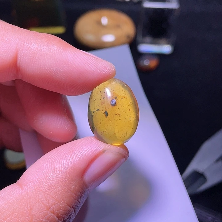 琥珀裸石未镶嵌，