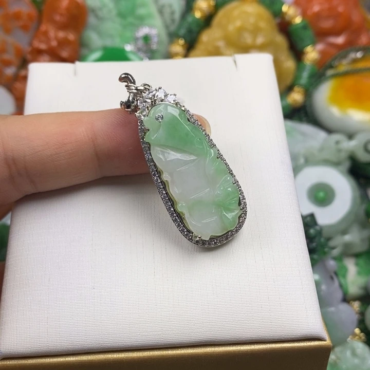 翡翠未镶嵌吊坠(赠链)
