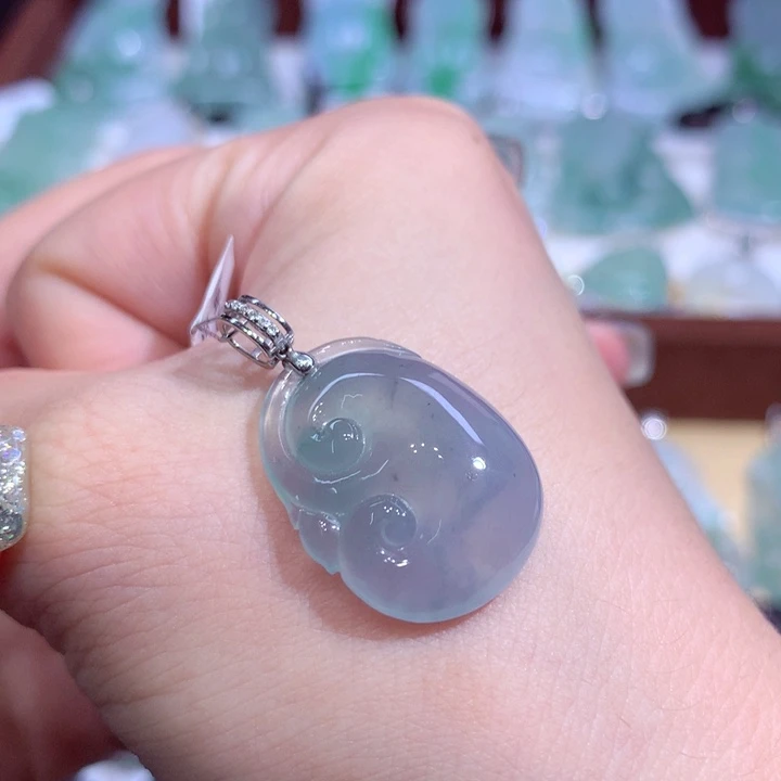 翡翠18K金镶嵌颈饰如意