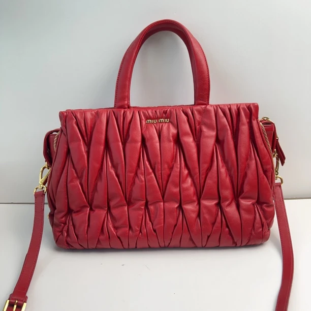 95新 MIU MIU/缪缪 缪缪红色褶皱斜挎包