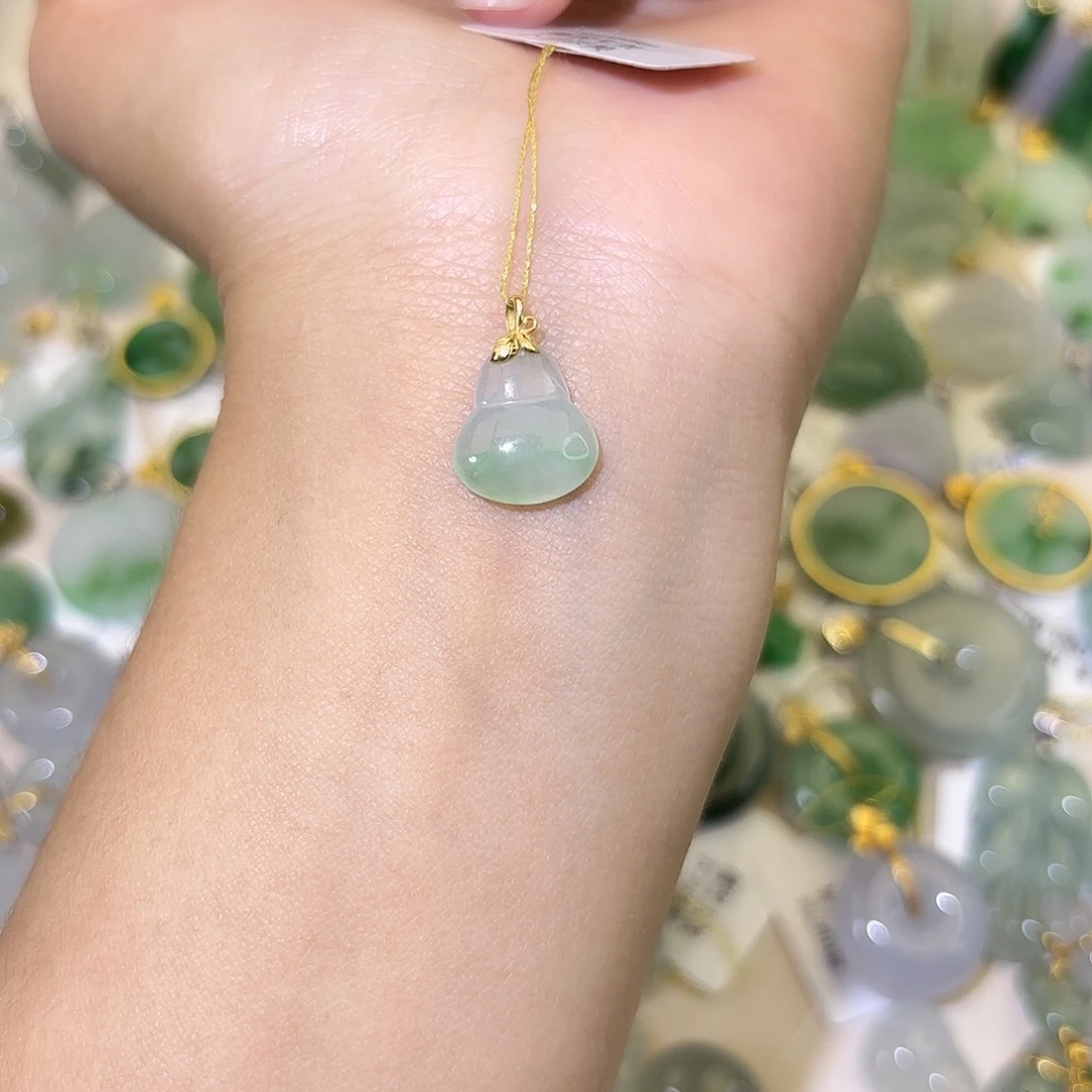 翡翠18K金镶嵌颈饰葫芦