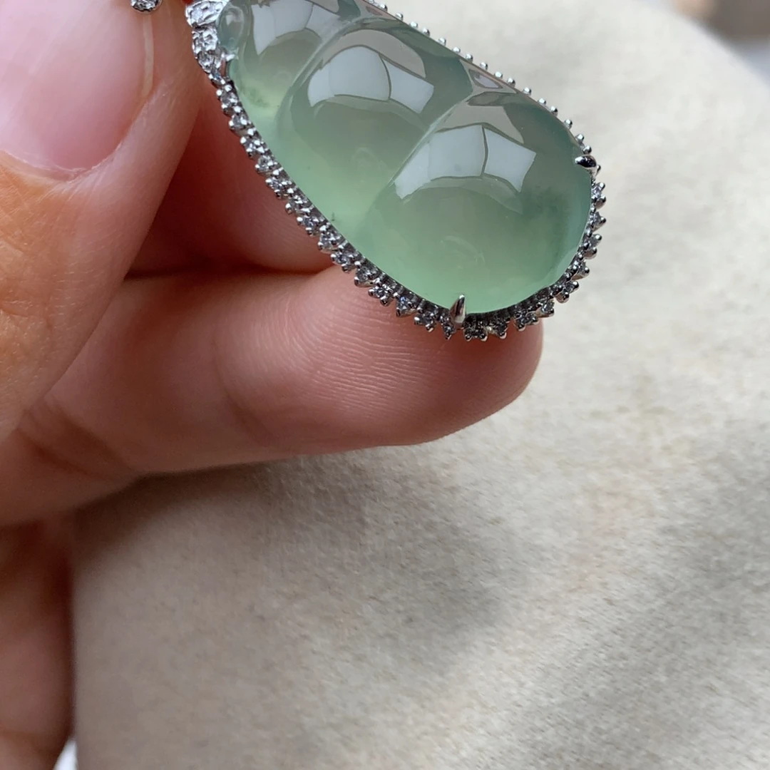 翡翠18K金镶嵌吊坠(不含链)福豆