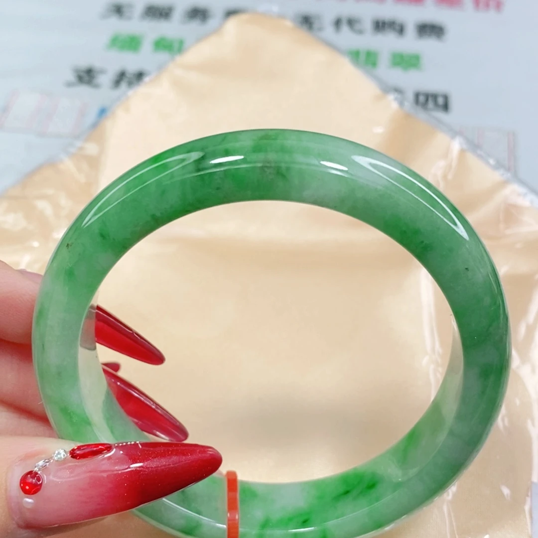 翡翠手镯未镶嵌55.5圈。