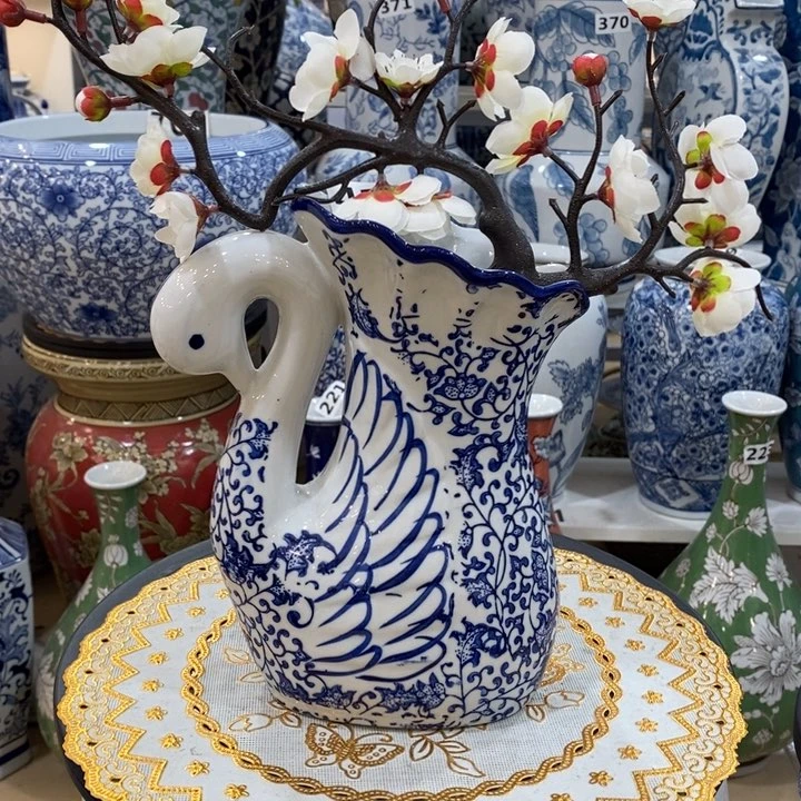 摆件手绘陶瓷天鹅花瓶摆件
