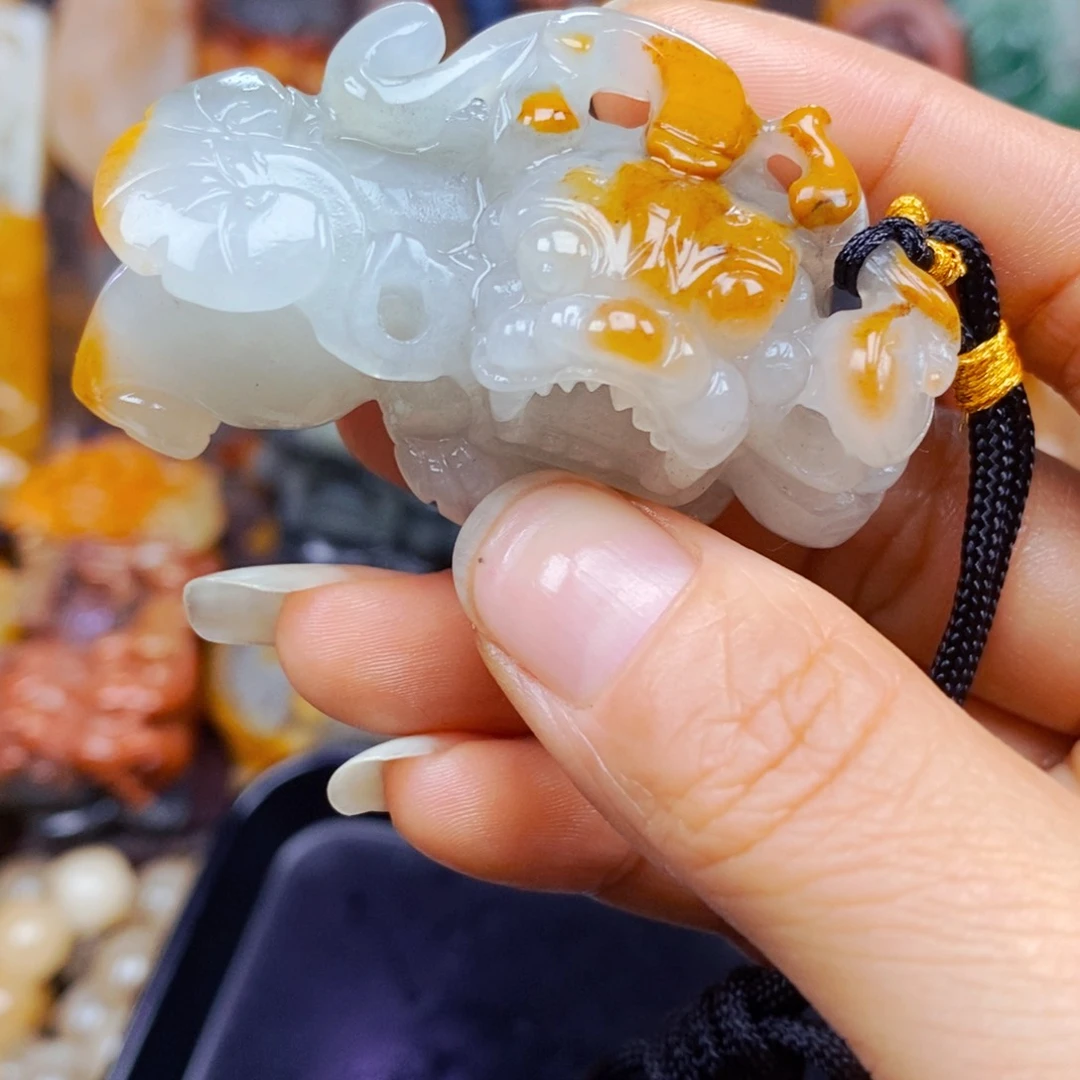 石英质玉（黄龙玉）未镶嵌颈饰