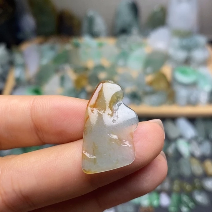 翡翠未镶嵌颈饰随形