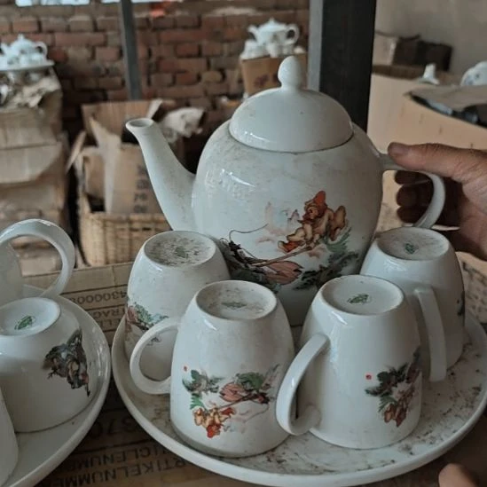 库存微瑕三打白骨精多孔茶壶一套