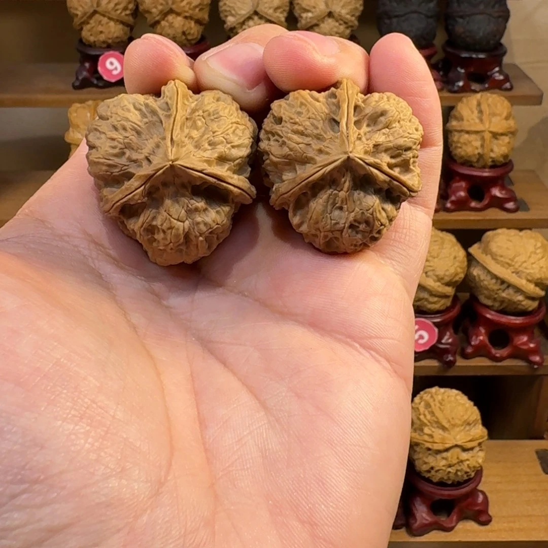 ****店铁核桃把件战斧三棱正奔