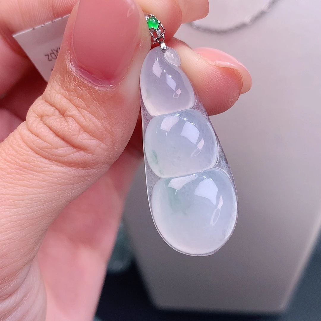 颈饰18K金镶嵌翡翠白冰飘花福豆