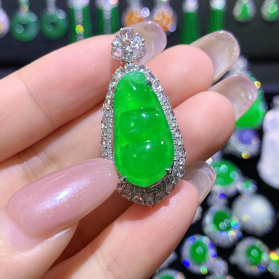 翡翠18K金镶嵌颈饰高冰满绿