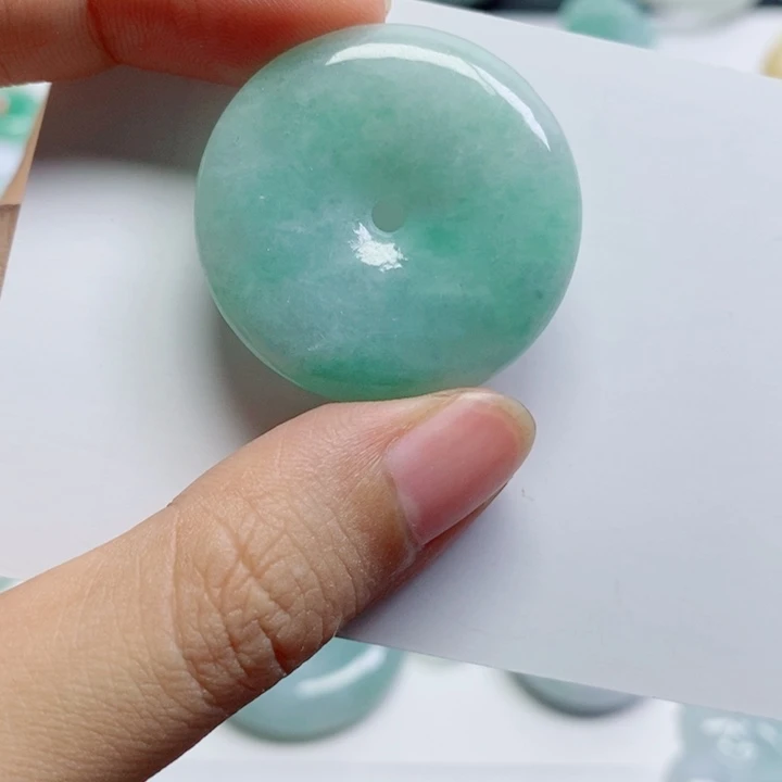 翡翠未镶嵌颈饰平安扣