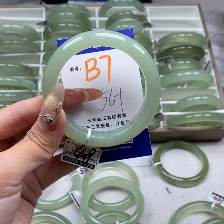 蛇纹石玉手镯未镶嵌小*人