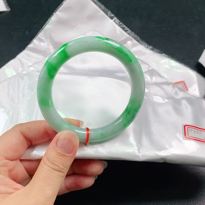 翡翠手镯（圆镯）未镶嵌03。