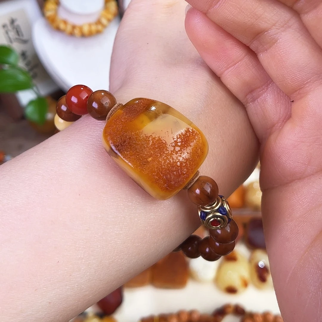 琥珀珠宝奇石未镶嵌。