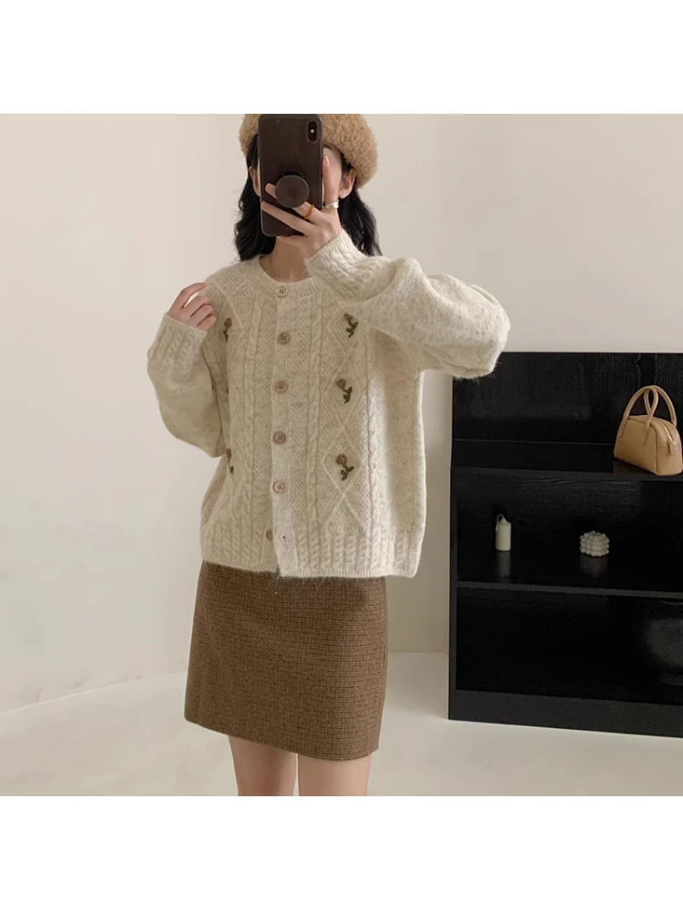 温柔风甜美软糯百搭毛衣外套女秋季2025新款宽松显瘦绣花针织上衣