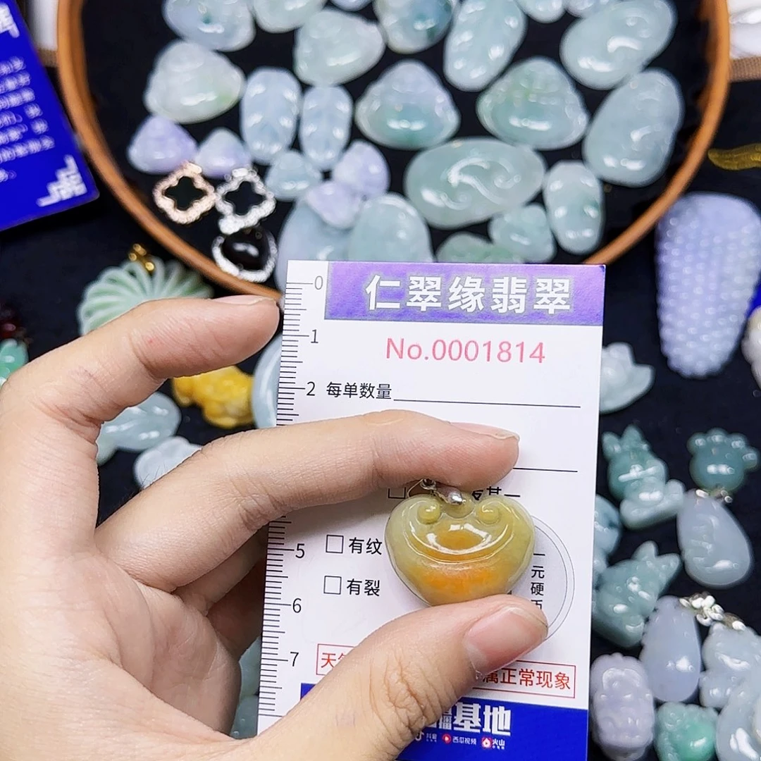 开***活翡翠未镶嵌颈饰翡翠