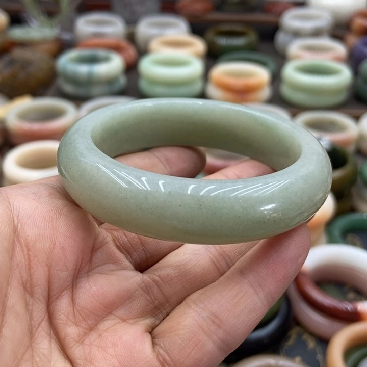 石英岩玉未镶嵌手镯豆绿