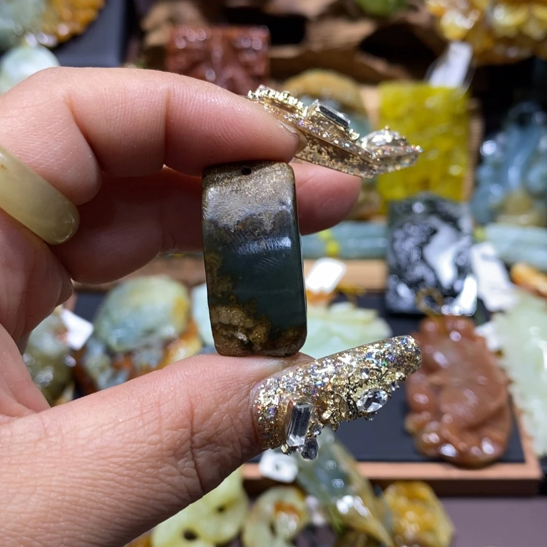 蛇纹石玉颈饰未镶嵌