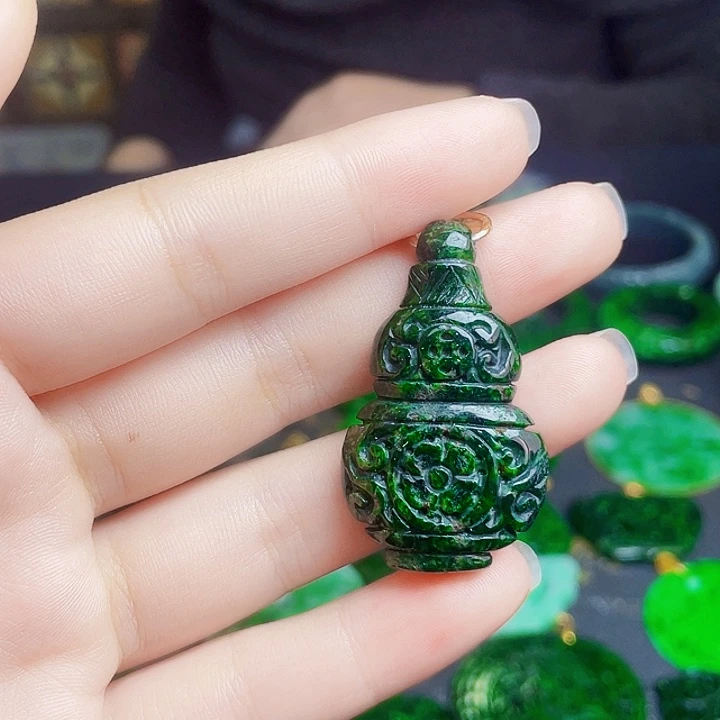 翡翠未镶嵌颈饰多样性