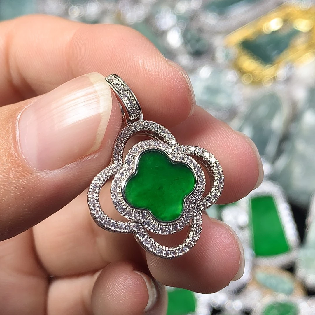 翡翠未镶嵌颈饰四叶草