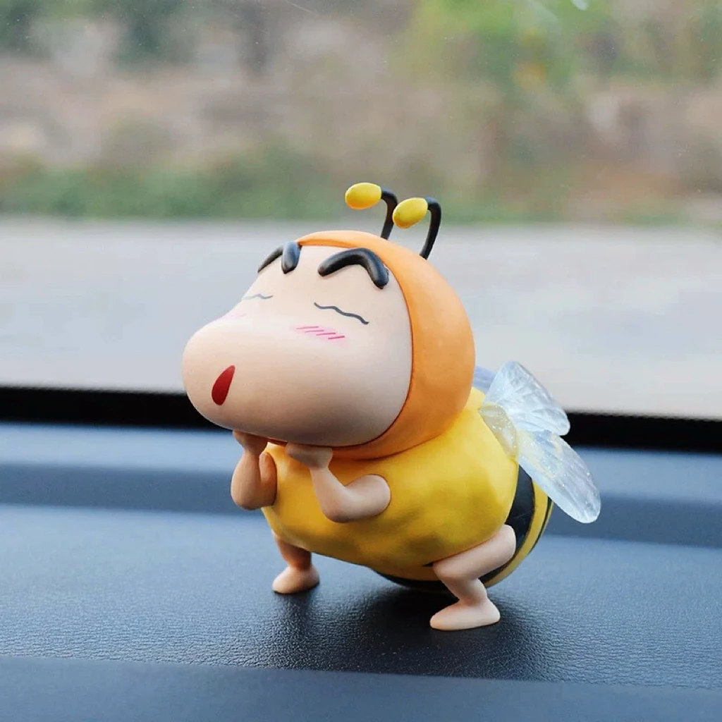车载可爱蜜蜂蜡笔小新摆件坐姿公仔创意车尾车顶个性中控台装饰品