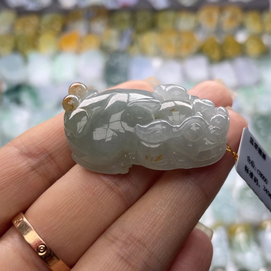 翡翠未镶嵌颈饰貔貅