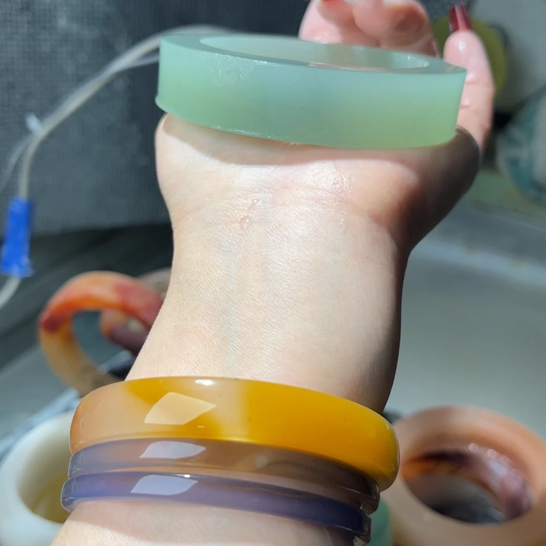 枫***林石英质玉未镶嵌手镯定制