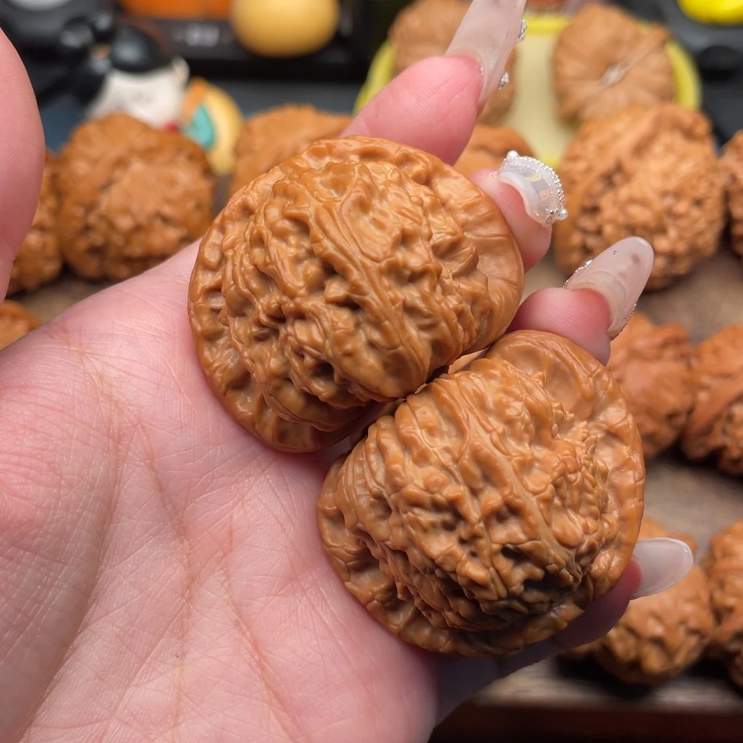 文玩核桃把件全品精配红皮白狮子43