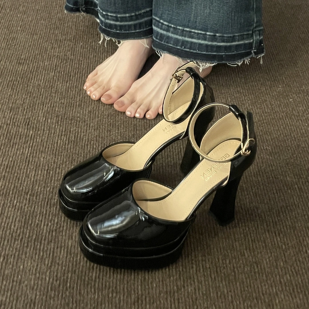 11cm一字扣带超高跟鞋女春夏新款粗跟防水台漆皮中空气质百搭单鞋