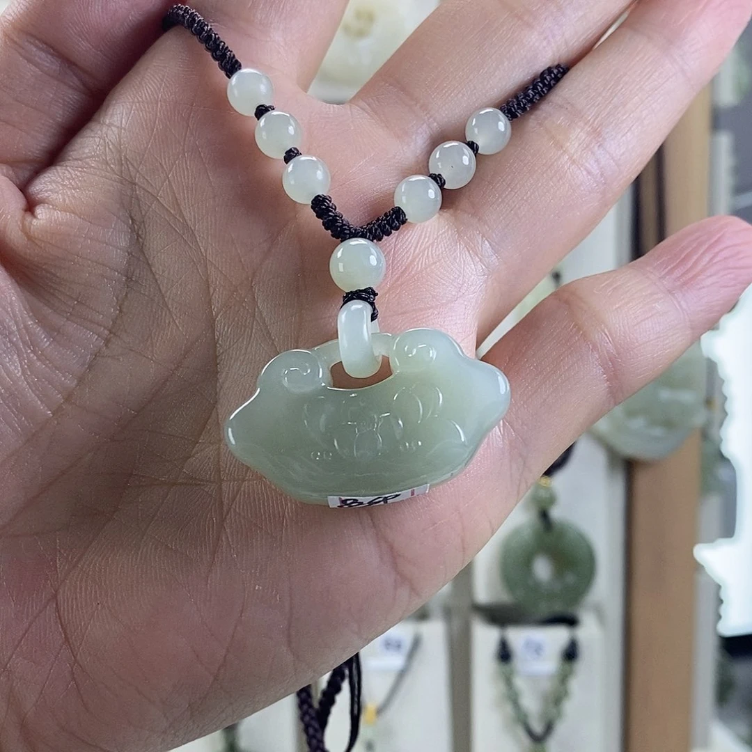 阿***展和田玉未镶嵌项链