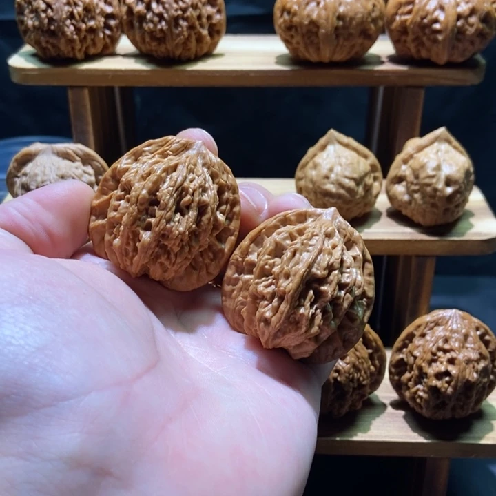 文玩核桃吊坠虎头42原树