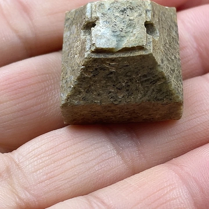 用***4和田玉未镶嵌颈饰